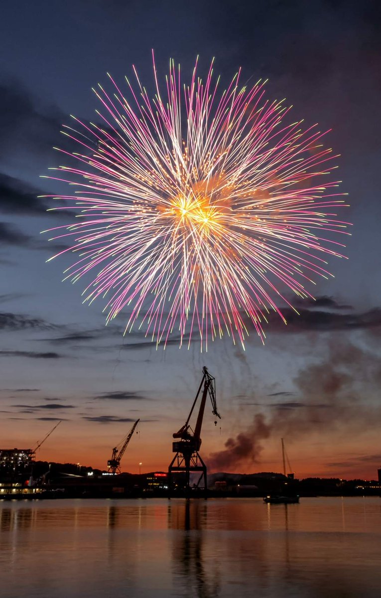 WinklePyro's tweet image. Love it when the crowd goes ooooow