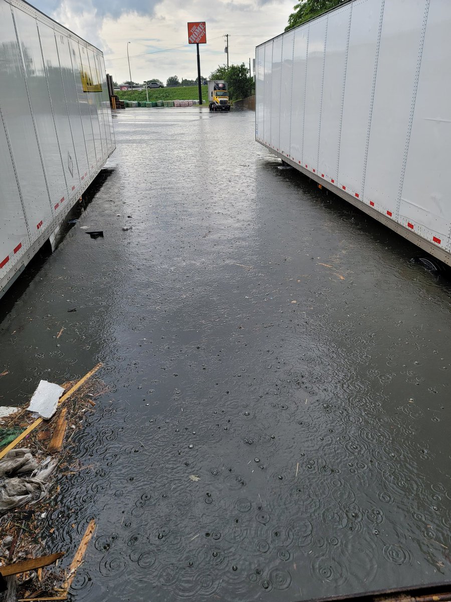 MikeLind_HD's tweet photo. Nothing like a little downpour to make it interesting at work @hdjustjoan @jesse_klingbeil @ChampaignHD1984 https://t.co/ZcPQuHlnxv