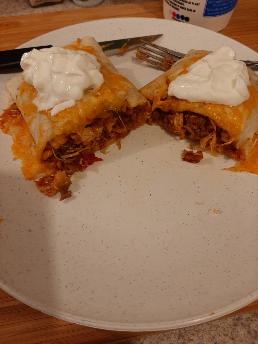 DesperOtto315's tweet photo. Burrito filling. Ground beef, shredded chicken, diced tomatoes, green chilies, corn,  Spanish rice, lots of seasonings. https://t.co/wYxozLFO8B