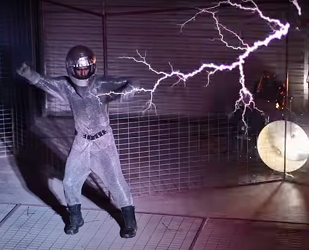 RatioScientiae's tweet photo. Arc Attack and the Musical Tesla Coils #ArcAttack #teslacoil #musicalteslacoil Please click on the link: https://t.co/ZxxZVw2NLx https://t.co/MZBmg1KYIm