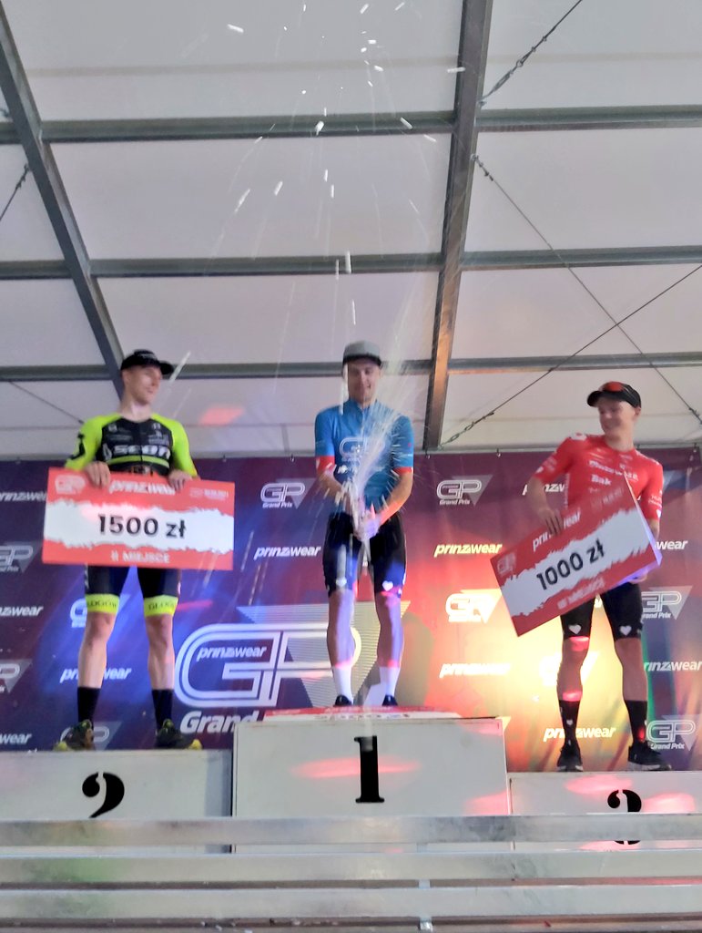 Marceli Bogusławski wygrywa Grand Prix Prinzwear 2021, dodatkowo trzecią pozycję zajmuje Filip Prokopyszyn!🥇🥉

Nasi kolarze pojechali bardzo aktywnie co zaowocowało także wygranymi premiami specjalnymi przez Tomasza Budzińskiego, Marcina Budzińskiego oraz Filipa Prokopyszyna 👈🏻