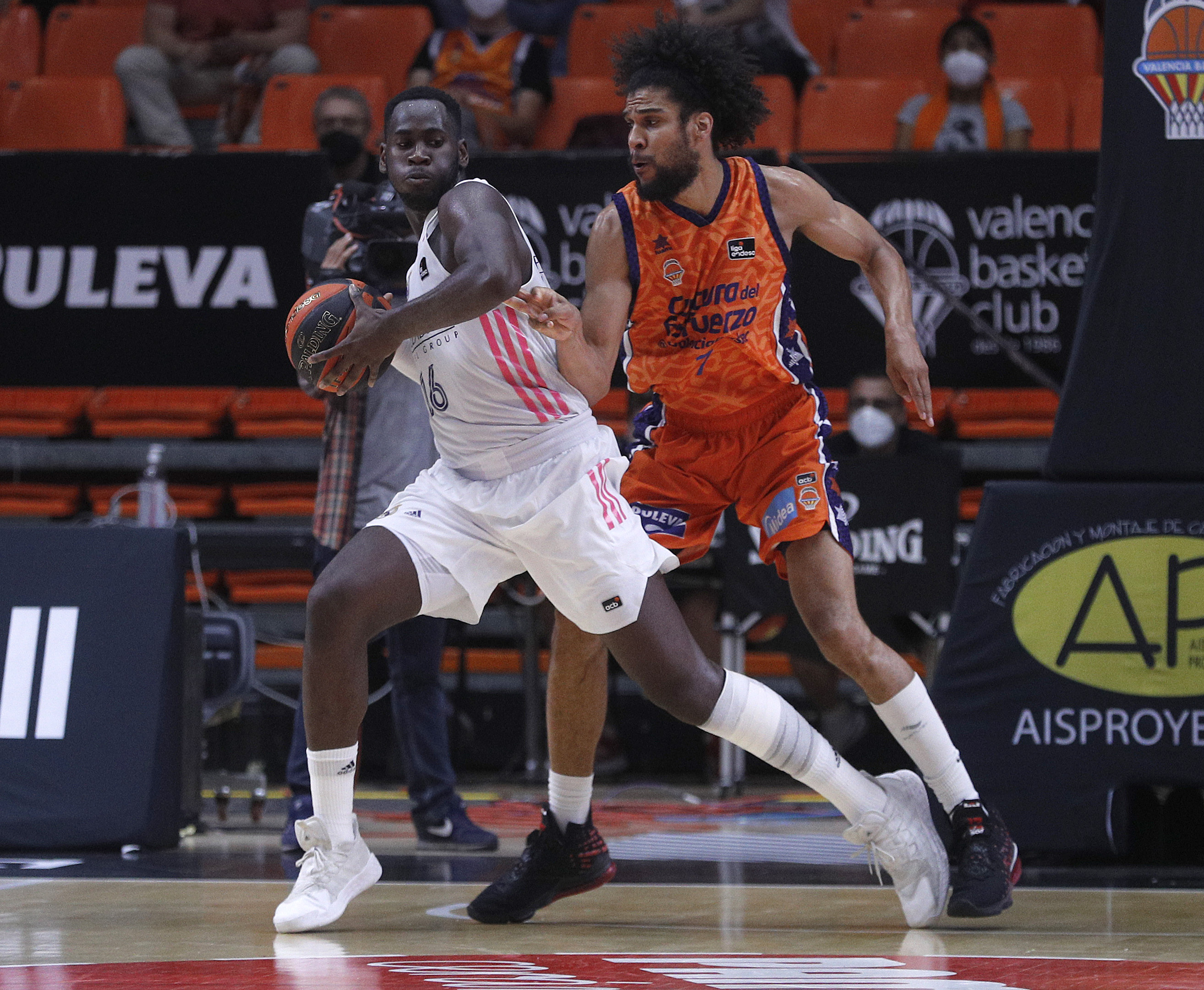 Louis Labeyrie defendiendo a Garuba en playoffs