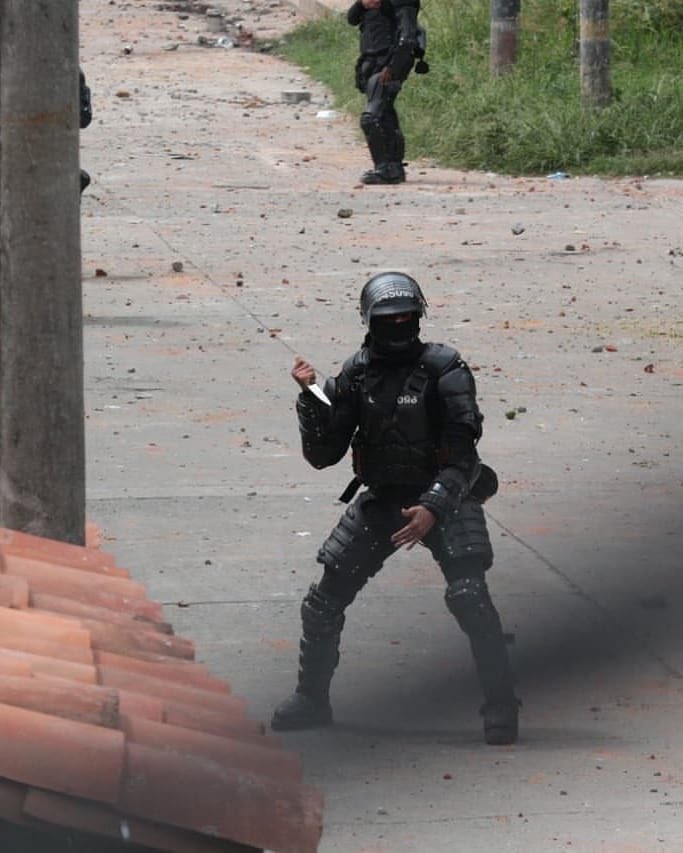 periferiaprensa's tweet photo. Estos son los héroes del gobierno. Policía amenazó con un cuchillo a la primera línea de Candelaria, Valle del Cauca. No hay garantías para la vida en Colombia. https://t.co/sCMmMvlYeh