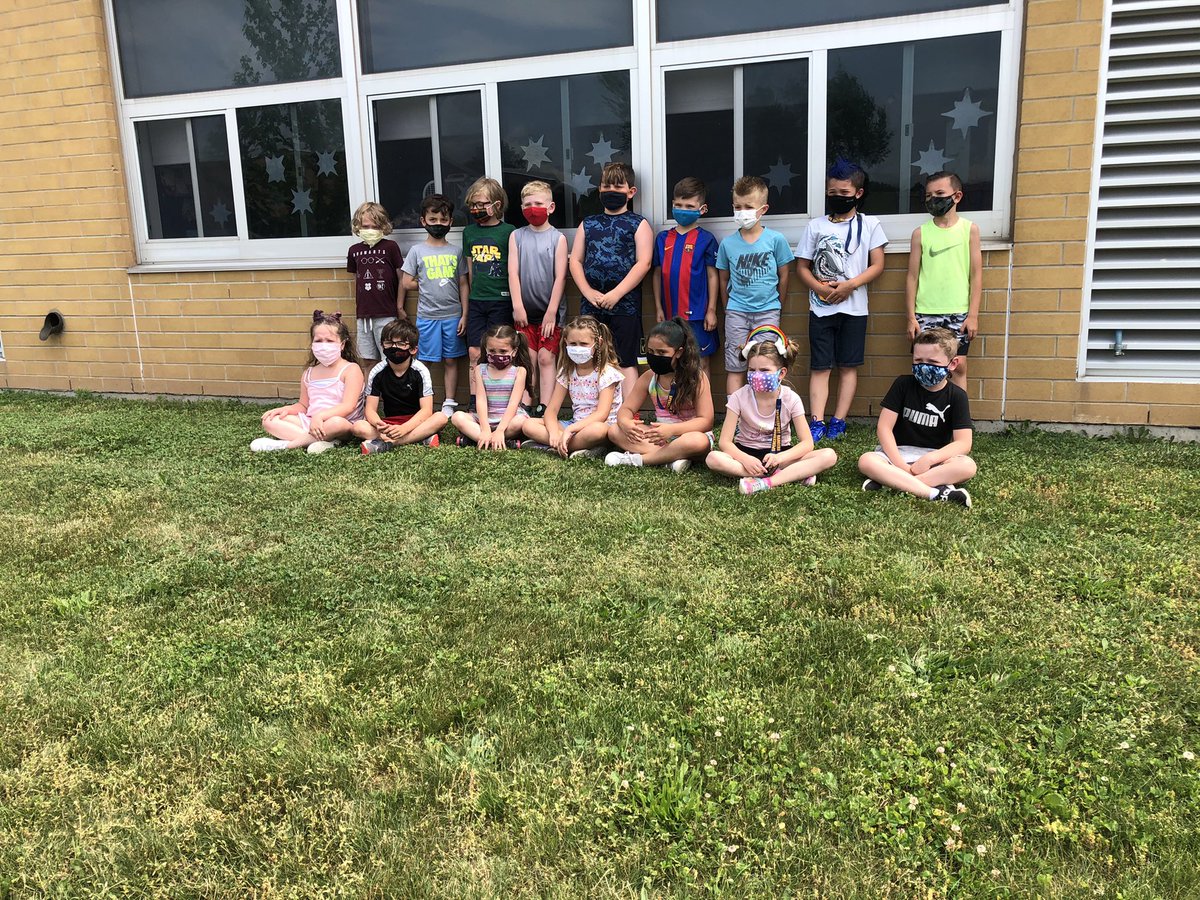 MissSchad's tweet photo. The kiddos in Mrs. Mangโs class rocked crazy hair day yesterday! #countdowntosummer #firstgraderocks #cvrocks #rangerpride https://t.co/anb6o5vSpL