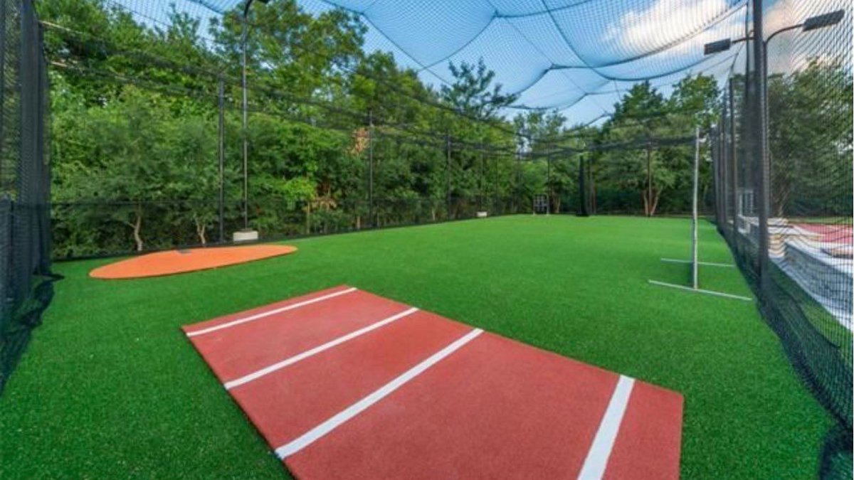 ReaIKentMurphy's tweet photo. Just your casual $10 million dollar house for sale in Lucas, Texas with a turf baseball field, stadium seating, and batting cages 🤯 https://t.co/vb3KYaAI0e