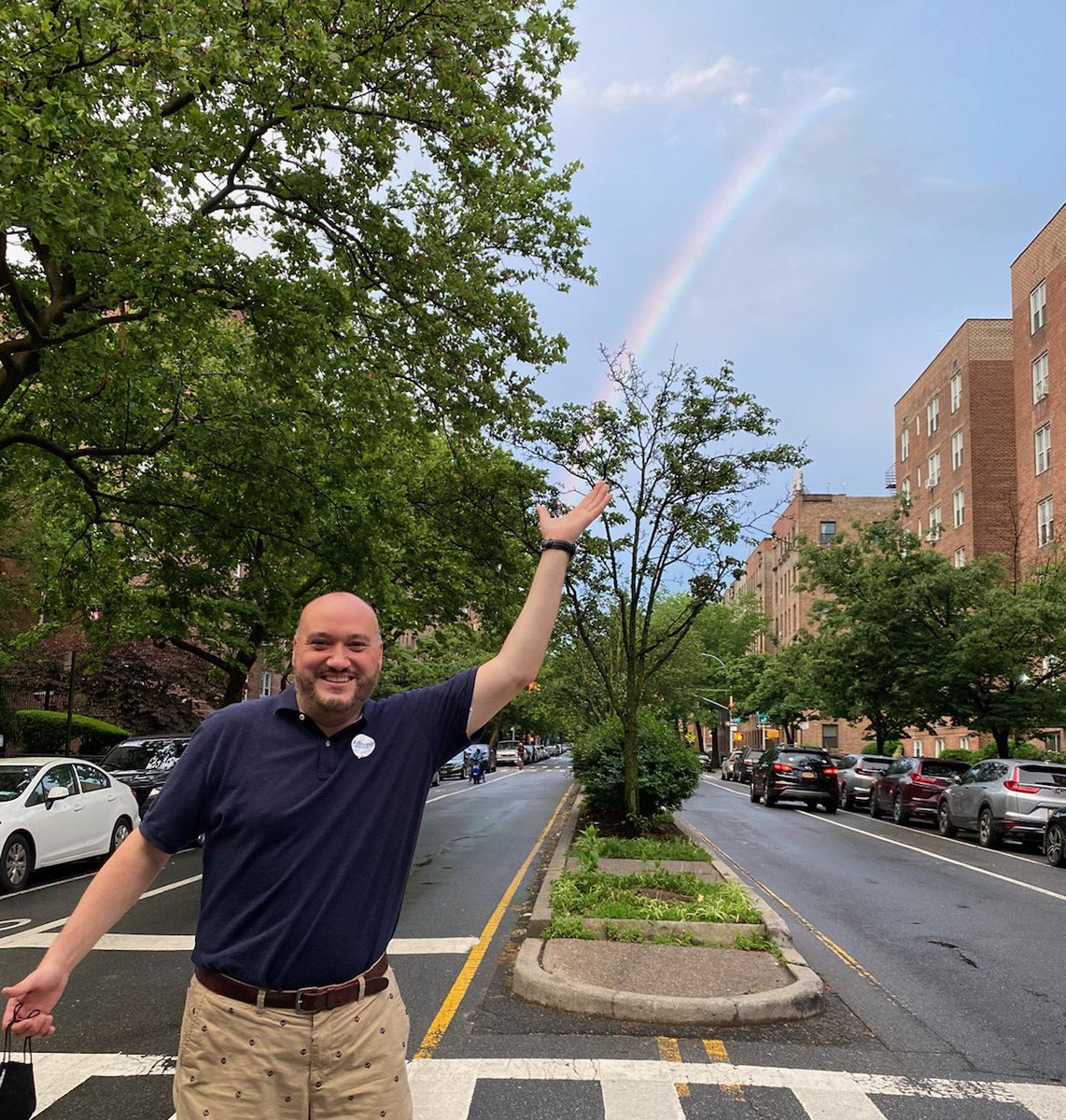 JackHites's tweet photo. Nothing like finishing canvassing on a rainy day and catching a beautiful rainbow. #Hapoypride #LGBTQ #Pride2021 @AlfonsoQuiroz https://t.co/2opD3Ld2HN