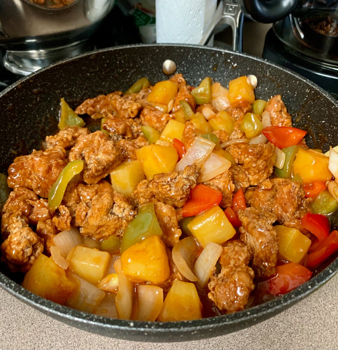 NavinAutar's tweet image. Thank you to my brother 🙏 for the flavorful and satisfying homemade dinner last night of 🍽️ Shanghai Noodles, Shanghai Bok Choy, Sweet and Sour Chicken and Thai Basil Chicken, which all hit the spot. Delicious chow - what a treat it was! 😋

#homecooking #homemade #dinner