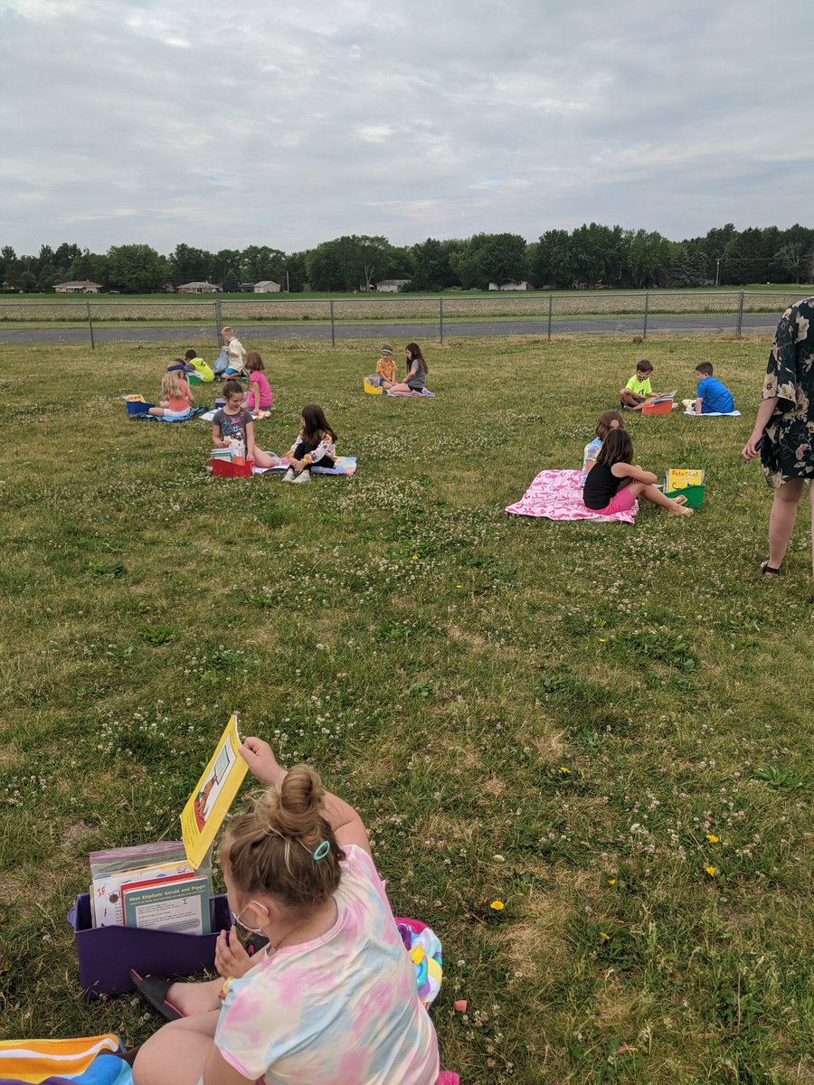 KellyCassaday's tweet photo. Beach day with my first grade friends! 🏖️ #randallwildcats https://t.co/qopXvjQNLn