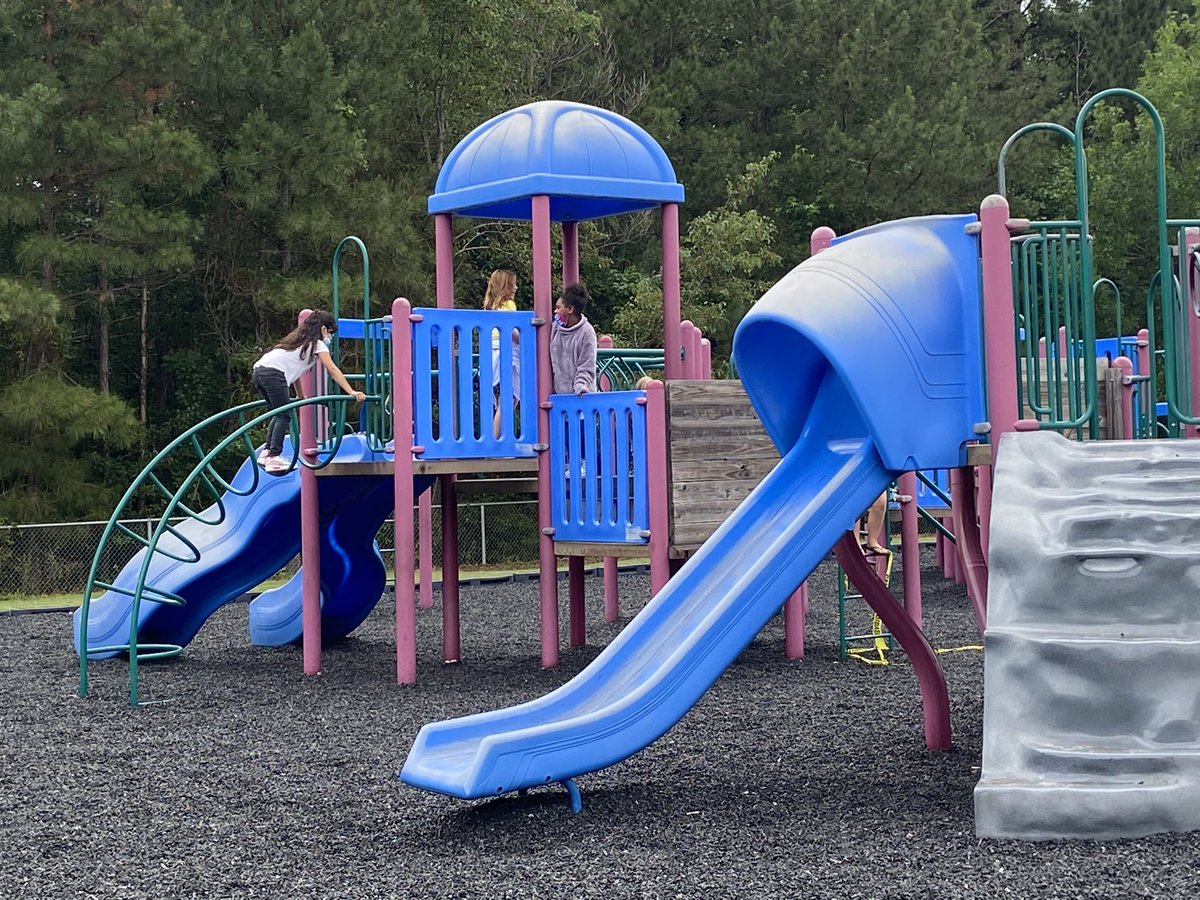 Bennett_MCS_AP's tweet photo. @VLES_MCS @CamScots Enjoying lunch outside and a little exercise during Power Up! Summer Academy! @MooreSchools https://t.co/suHcZEcNXd