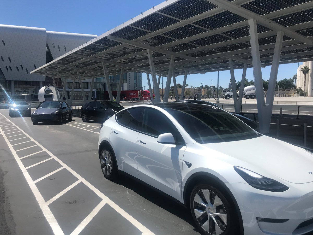 SmartMeetings's tweet photo. More photos from our editor on the ground at the grand opening of @LVCVA's expanded Los Vegas Convention Center West Hall for #WoC21 with the Teslas powering Las Vegas Loop. #LasVegasLoop https://t.co/KvqaP9ky6Z
