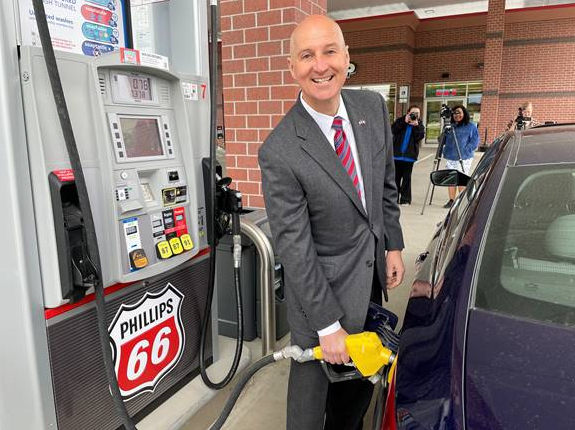 grain_feed's tweet photo. Did you know that Nebraska has 105 fuel retailers offering E15 and 122 retailers offering E85? https://t.co/zmYo3WqjgN

#Nebraska #GrainNews #Ethanol #corn https://t.co/MJuOwC4Mui