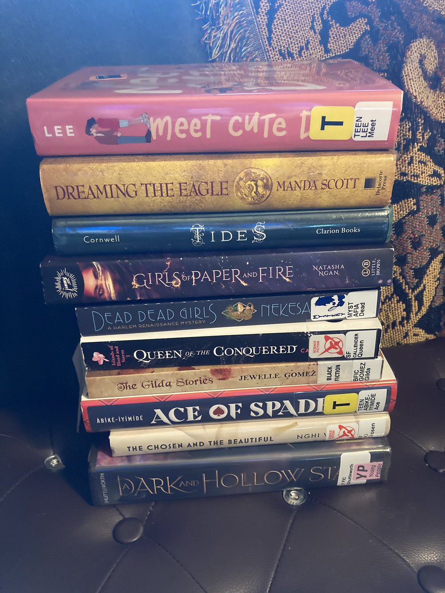 Ashkitty93's tweet photo. Finally picked up my STACK from the library 😍 #queersummer #libraryhaul https://t.co/gvMpkOgIIC