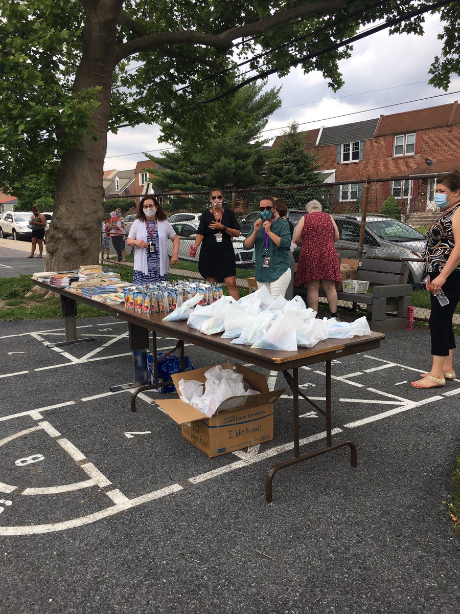 Ritter Reading Picnic Cohort A w/Remote students! Free books, treats, &amp; more! Many Parents &amp; families came to read with their children!   ❤️