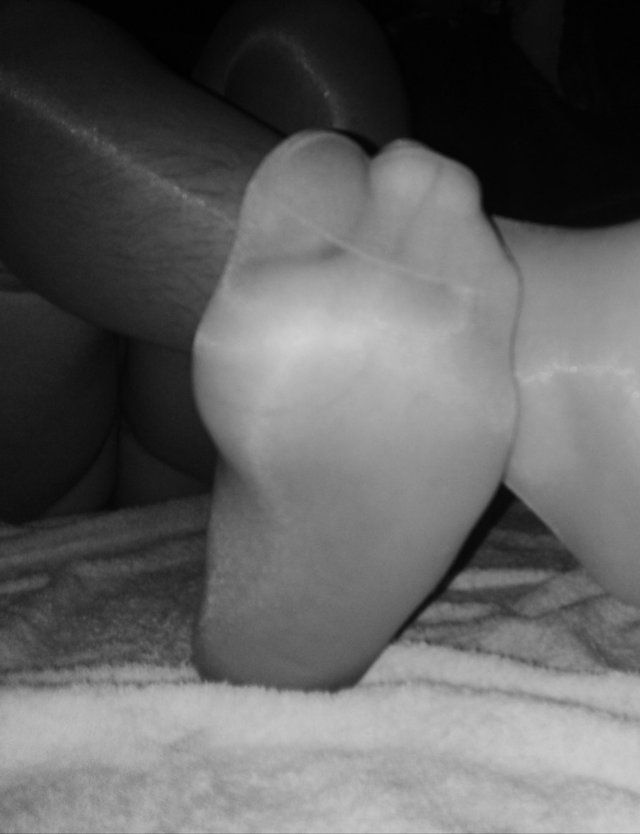 DavidCa81452977's tweet photo. Desnudo en mi habitación con el pito a mil por hora y ganas de que me chupen los pies #pieshermosos #chupamela #hastaelfondo #tomamiverga #acariciala #pajas #masturbándose #vergas #pito #metemetuverga #putito #hombreenlenceria https://t.co/nojZdxr5jX