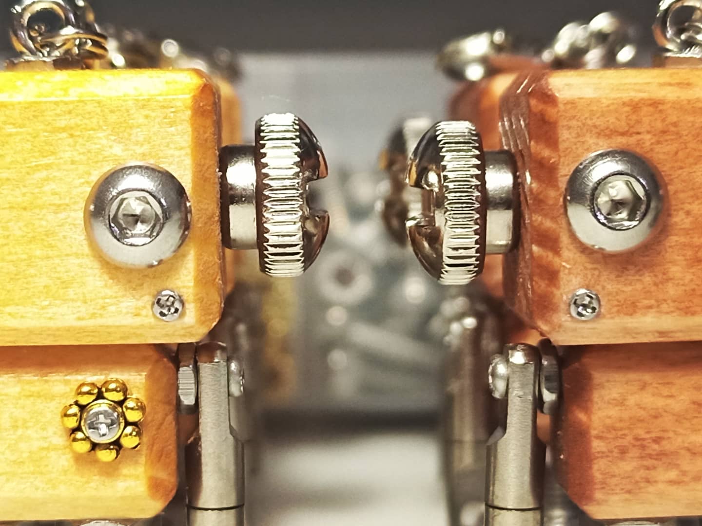 Mito Craft 木と金属のロボットチャーム 画像だと分かりにくいですが 3センチ程の小さな一寸法師サイズ 一つ一つ精巧に手作りされたロボットです 再販にむけて順調に組み立てしております Shop T Co Vmf1xqgh6w Mitocraft Diy