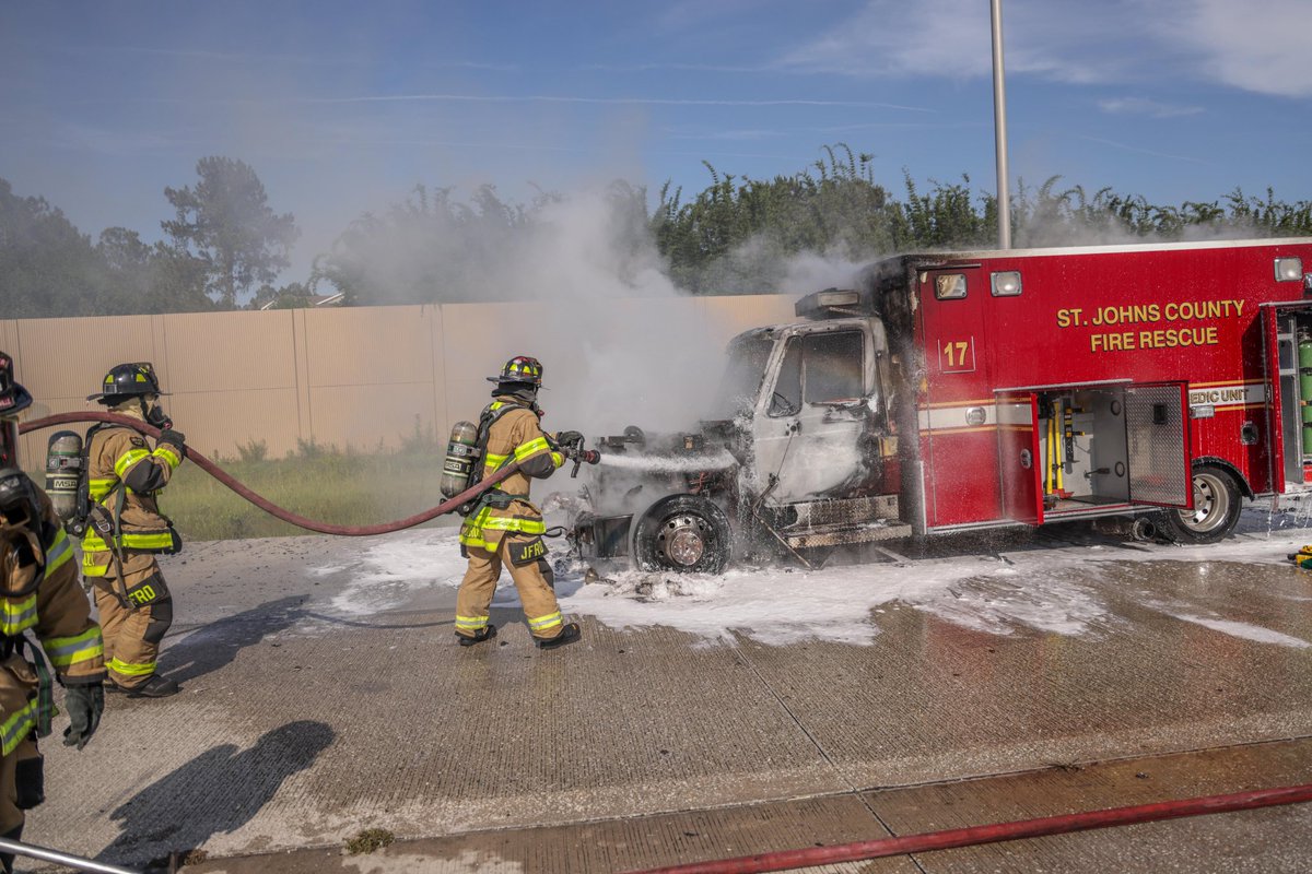 THEJFRD's tweet photo. Crews responded to a commercial vehicle fire on I-295 north at Gate Parkway…it was our brothers from @SJCFireRescue transporting a patient and family member…we were there to help fast and no further injuries were sustained. @CityofJax @FirehouseNews @fireengineering https://t.co/08Yhy2IO3t