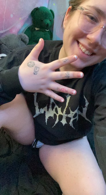 Hands or feet?? https://t.co/Zpj3N7NEdl<a href="/tag/newprofilepic"class="tags"><span>#newprofilepic</span></a>