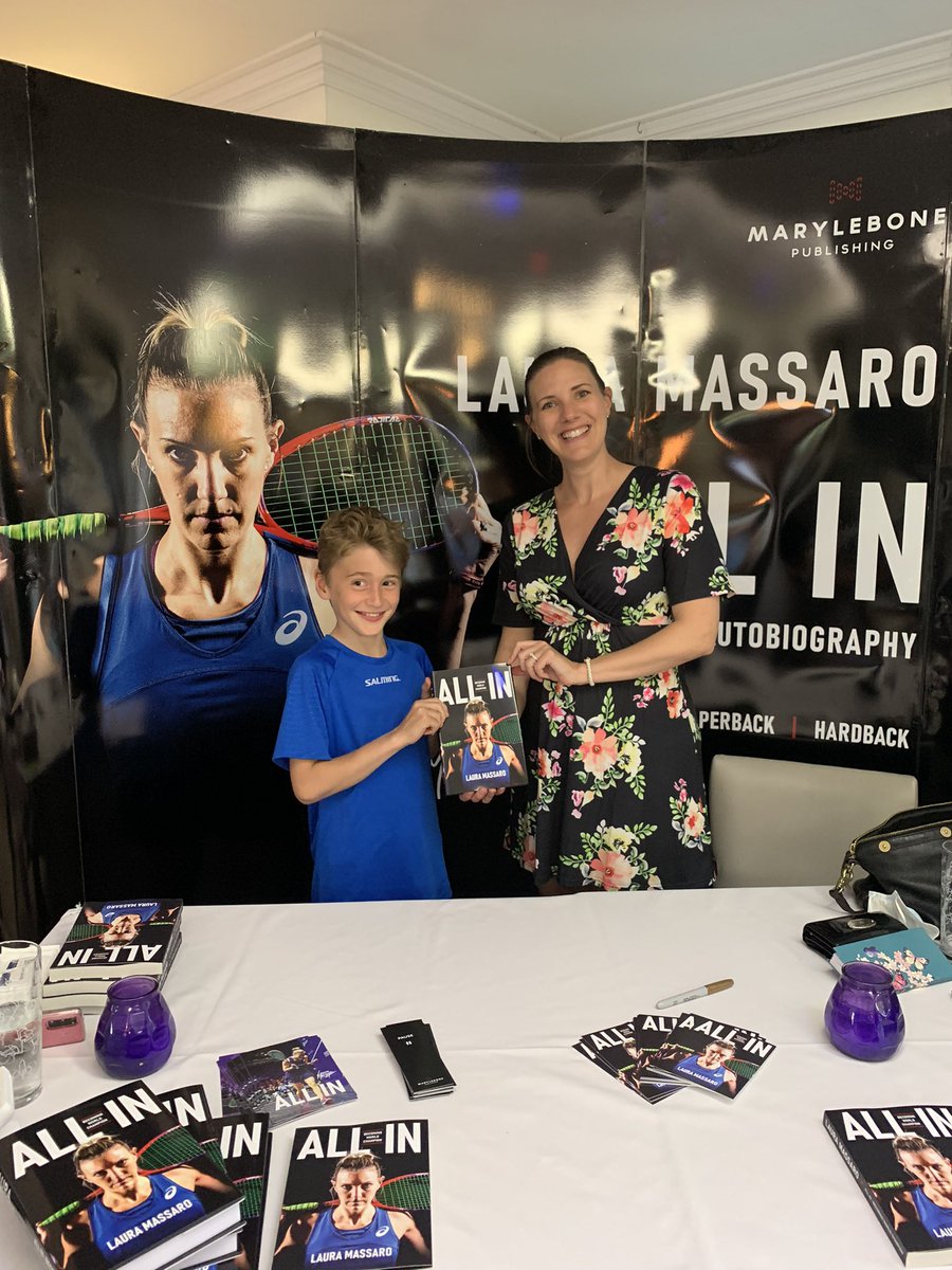 Lancashire junior squash player getting <a href="/ljmassaro/">Laura Massaro MBE</a> ‘s new book tonight. 🌹 
Nice one Nichol Jr!