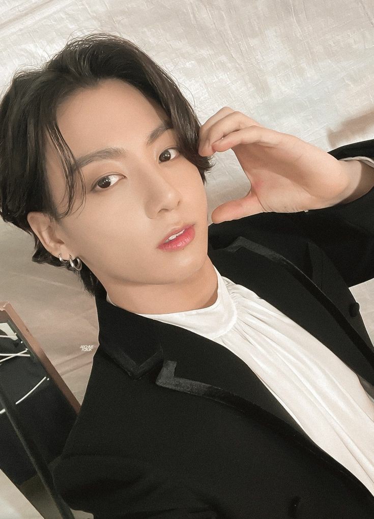 Carolin41131624's tweet photo. El es tan hermoso❤
#PremiosMTVMIAW
#MTVLAFANDOMARMY
#MTVKPOPBTS @BTS_twt https://t.co/pnYPwzvVrv