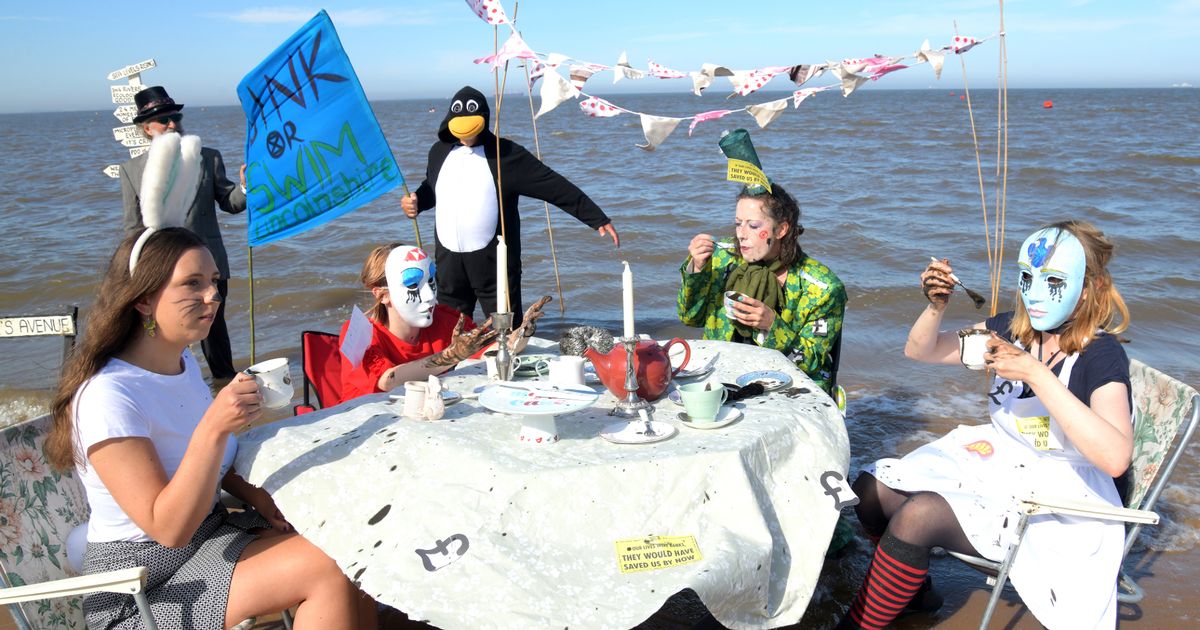 Extinction Rebellion stage 'Tea Party in The Sea' in Cleethorpes grimsbytelegraph.co.uk/news/grimsby-n…