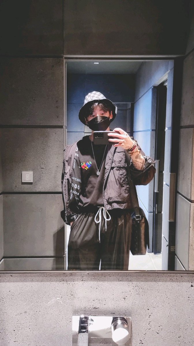 Carolin41131624's tweet photo. Nunca voy a olvidar esta selca de Jungkook, lo amo💜
#PremiosMTVMIAW
#MTVLAFANDOMARMY
#MTVKPOPBTS @BTS_twt https://t.co/1OkdeNhoCx