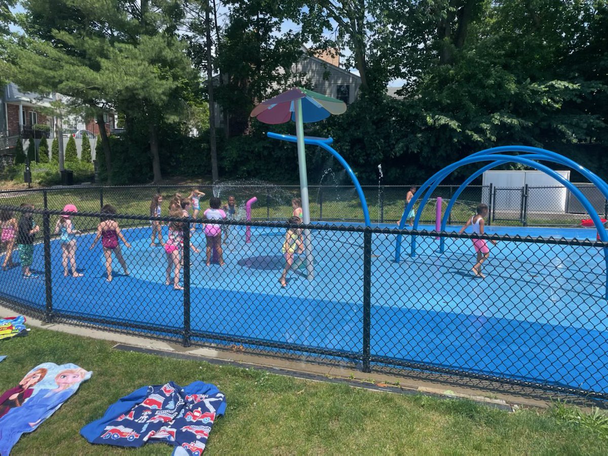 Kindergarteners sure know how to stay cool. #SplishSplash #AfternoonFun #SuncreenTime <a href="/CSOboston/">Catholic Schools Office Archdiocese of Boston</a> @ICSFBoston