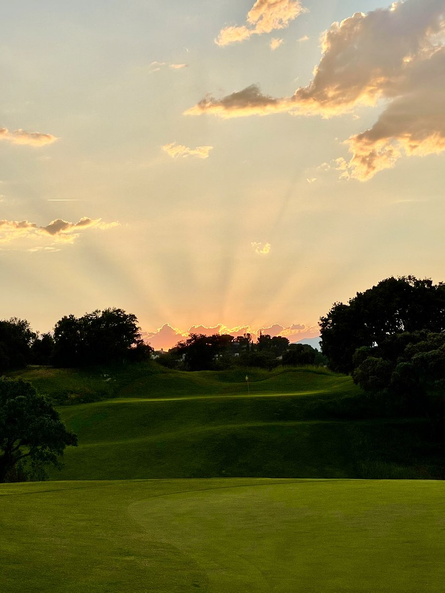 maria_burguete's tweet photo. Por que todos los días terminen así y aquí, con los últimos rayos de sol en un campo de golf 😍 #díasquecuentan #onthegolfcourse #swingchanges ⛳️ https://t.co/fkbrr0v2J3