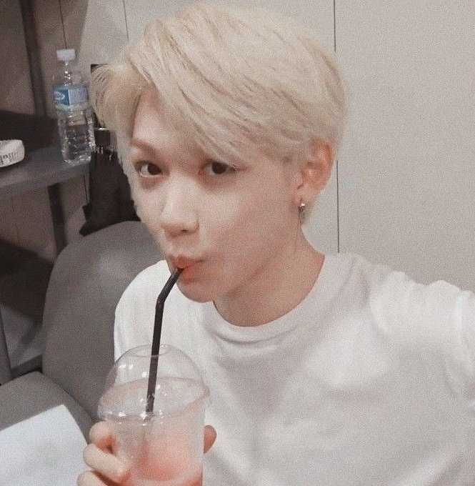 VLIXBLOG's tweet image. 😗 #V • #Felix • #필릭스 • #뷔