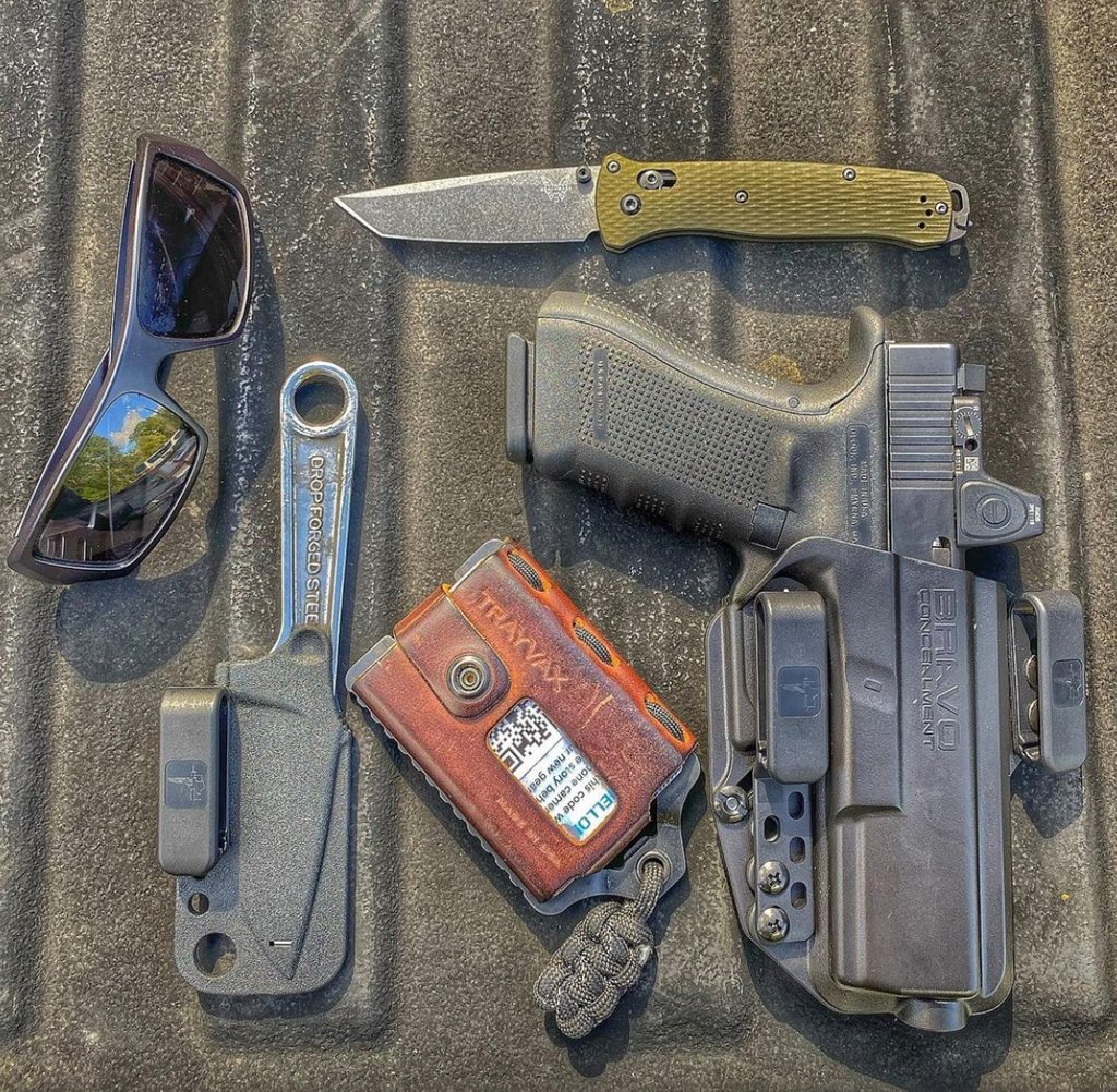 BravoHolsters's tweet photo. EDC
Repost from @agraves2016
#fall #seasonschange #glock17 #glockinc #glocksofinstagram #bravoconcealment #mybenchmade #benchmadebailout #m4 #oakley #trayvax #trayvaxelement #kabar #kabarwrenchknife #carryeverywhere #trijiconrmr #rmrtype2 https://t.co/IdyMcuo5MR