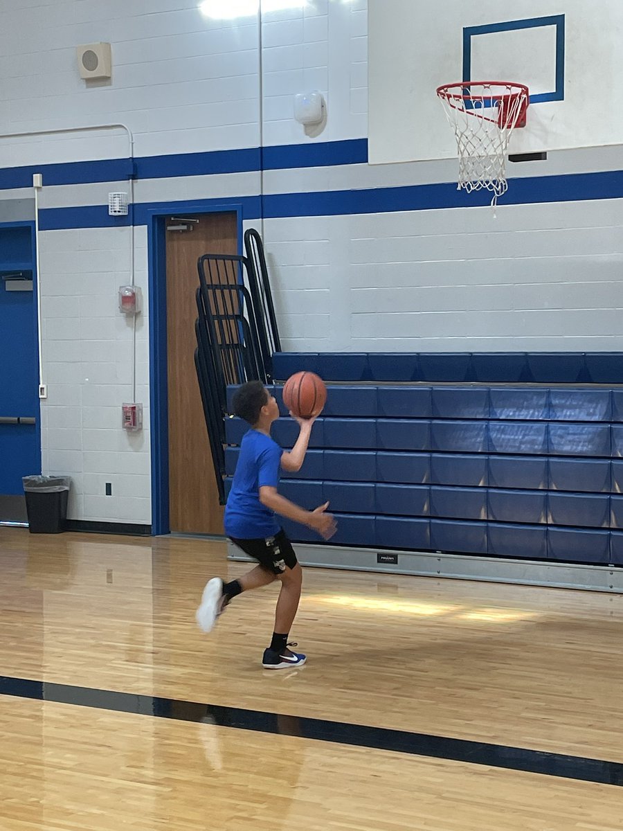 theridgehoops1's tweet photo. Day 2 of camp in the books. Kids are getting better, but more importantly having fun playing the game and they even remembered their homework (do something nice for your parents) and shared what they did with everyone!  Day 3 on deck
@Willowridge_HS @WillowridgeFB @FBISDAthletics https://t.co/Ya39Jz2HtK