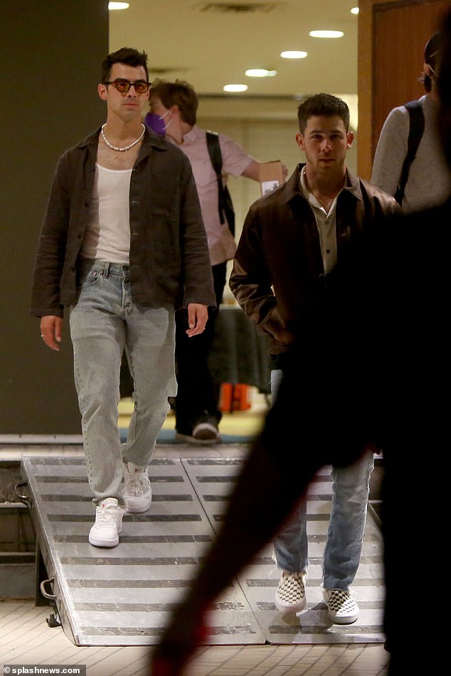 NickJFr's tweet photo. #Candid : Nick et ses frères sortant du studio de tournage à Los Angeles, le 02 Juin... 🧐 https://t.co/L9RJnAQVck