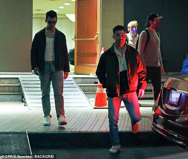 NickJFr's tweet photo. #Candid : Nick et ses frères sortant du studio de tournage à Los Angeles, le 02 Juin... 🧐 https://t.co/L9RJnAQVck