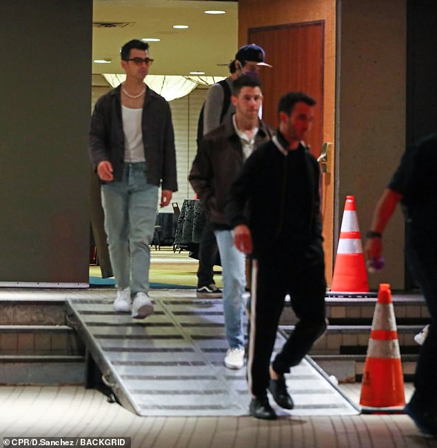 NickJFr's tweet photo. #Candid : Nick et ses frères sortant du studio de tournage à Los Angeles, le 02 Juin... 🧐 https://t.co/L9RJnAQVck