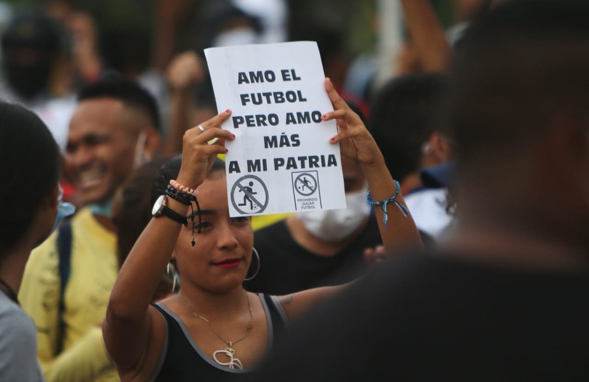 ELTIEMPO's tweet photo. A esta hora se presentan manifestaciones a las afueras del estadio Metropolitano de Barranquilla, previo al partido de Colombia contra Argentina ➡️ https://t.co/xojyEoh09F https://t.co/UTvf9EXURJ