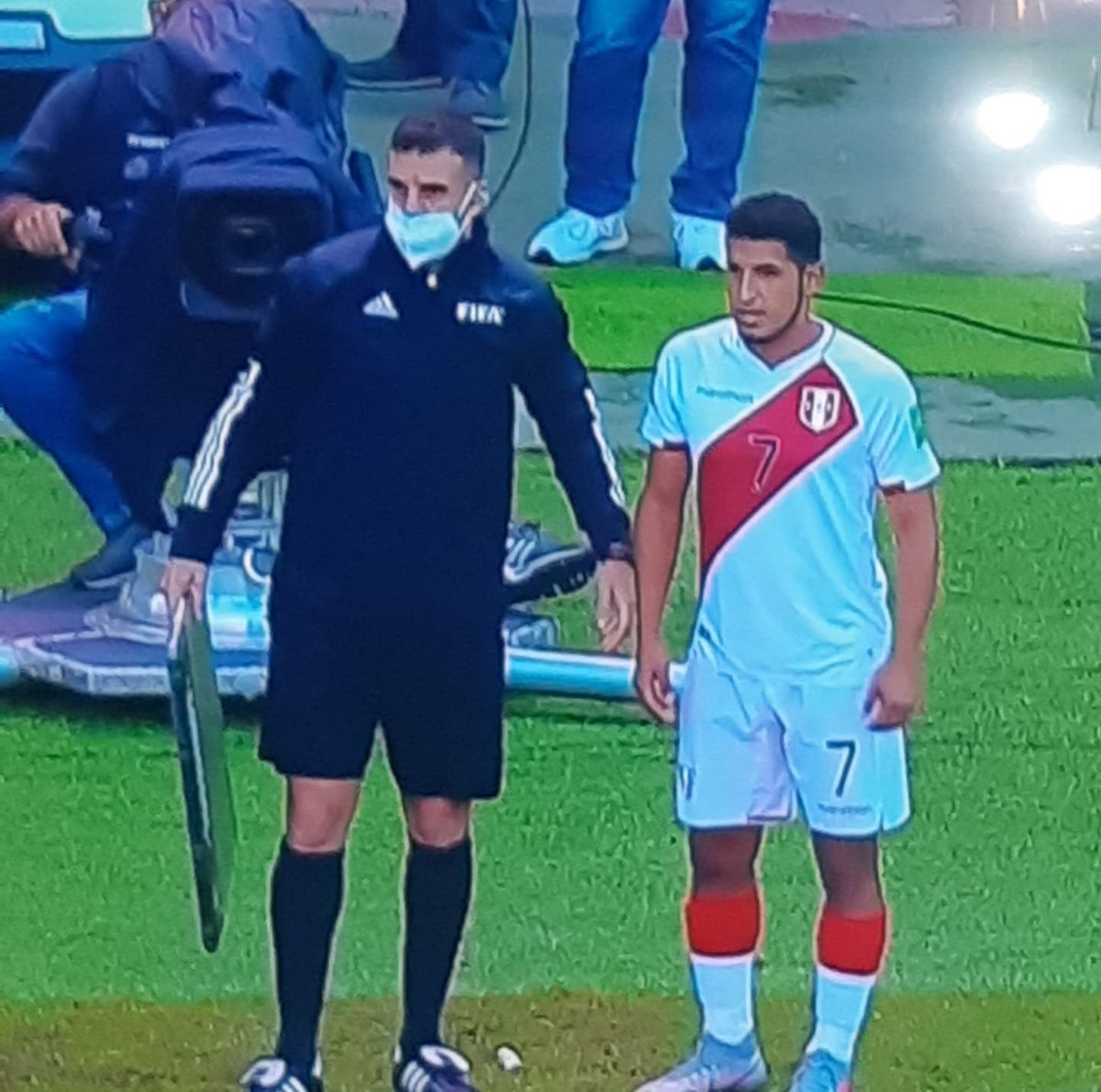 RoyGbxs13's tweet photo. @fanovargas Hasta tuviste que entrar al campo para asegurarla #RespectForYou https://t.co/hUePVY5LGz