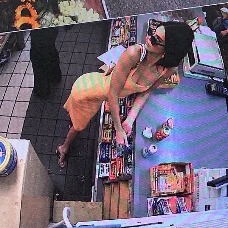 pedestrian's tweet photo. Kendall Jenner https://t.co/1fpVGLubbh