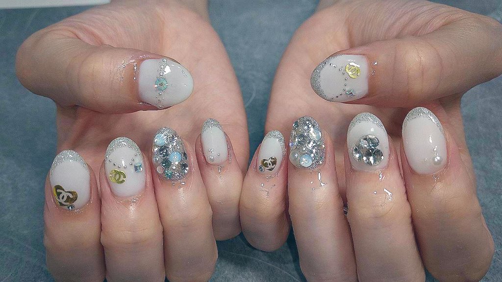 WdMarinn's tweet photo. 本番用と前撮り用！
後4日！やっとこ結婚式、、
#ブライダルネイル
#CHANELネイル
#ミッキーネイル https://t.co/sCXS5lOWM3