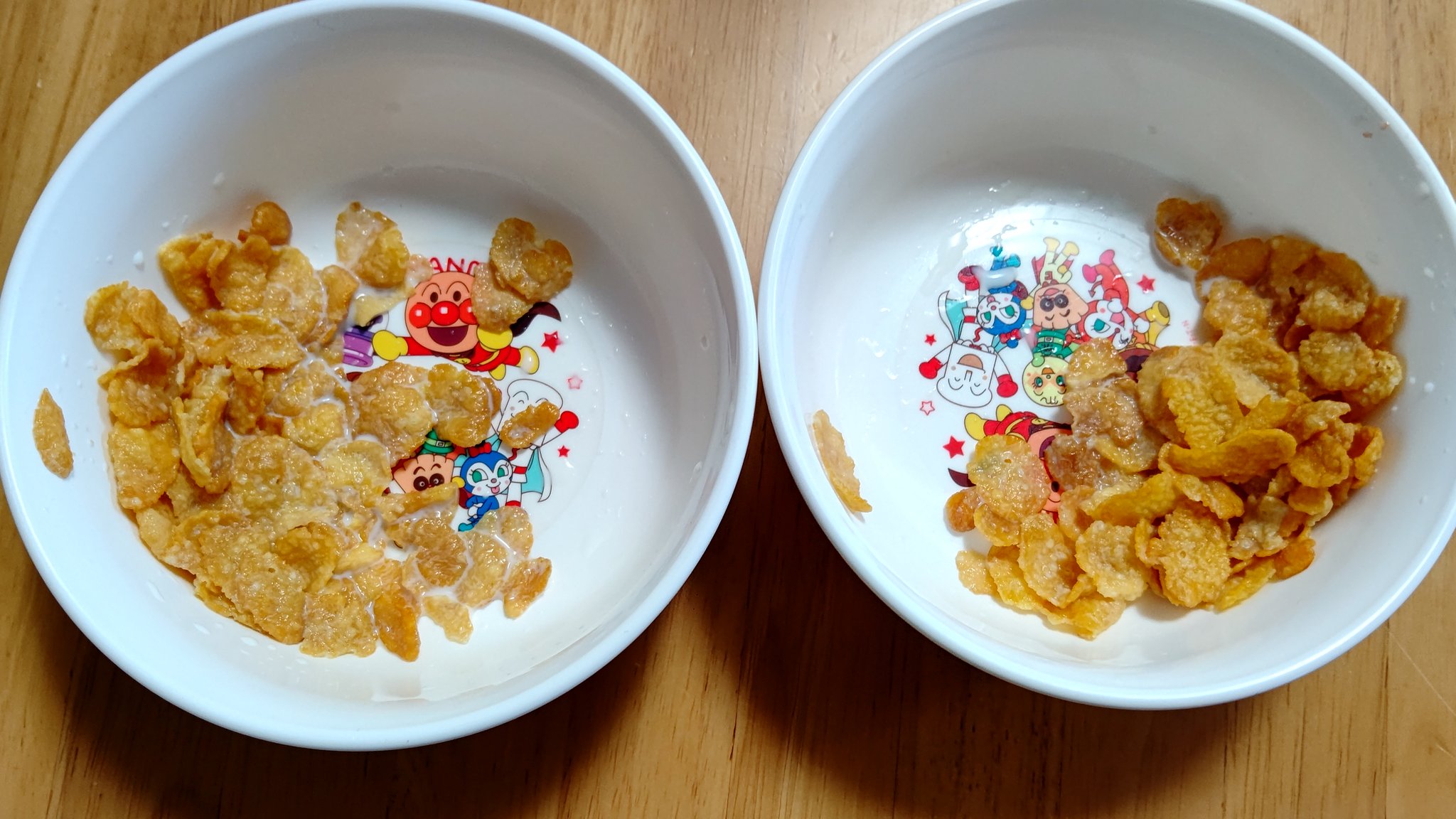 桂華紋 今朝は初めて子どもの朝食にコーンフレークを出しました これは食後の写真です 変なことを言うようですが二人ともとても気に入ったようです ほんとです 何度もおかわりしました 牛乳 残ったコーンフレーク食べてたら この人 だしがら