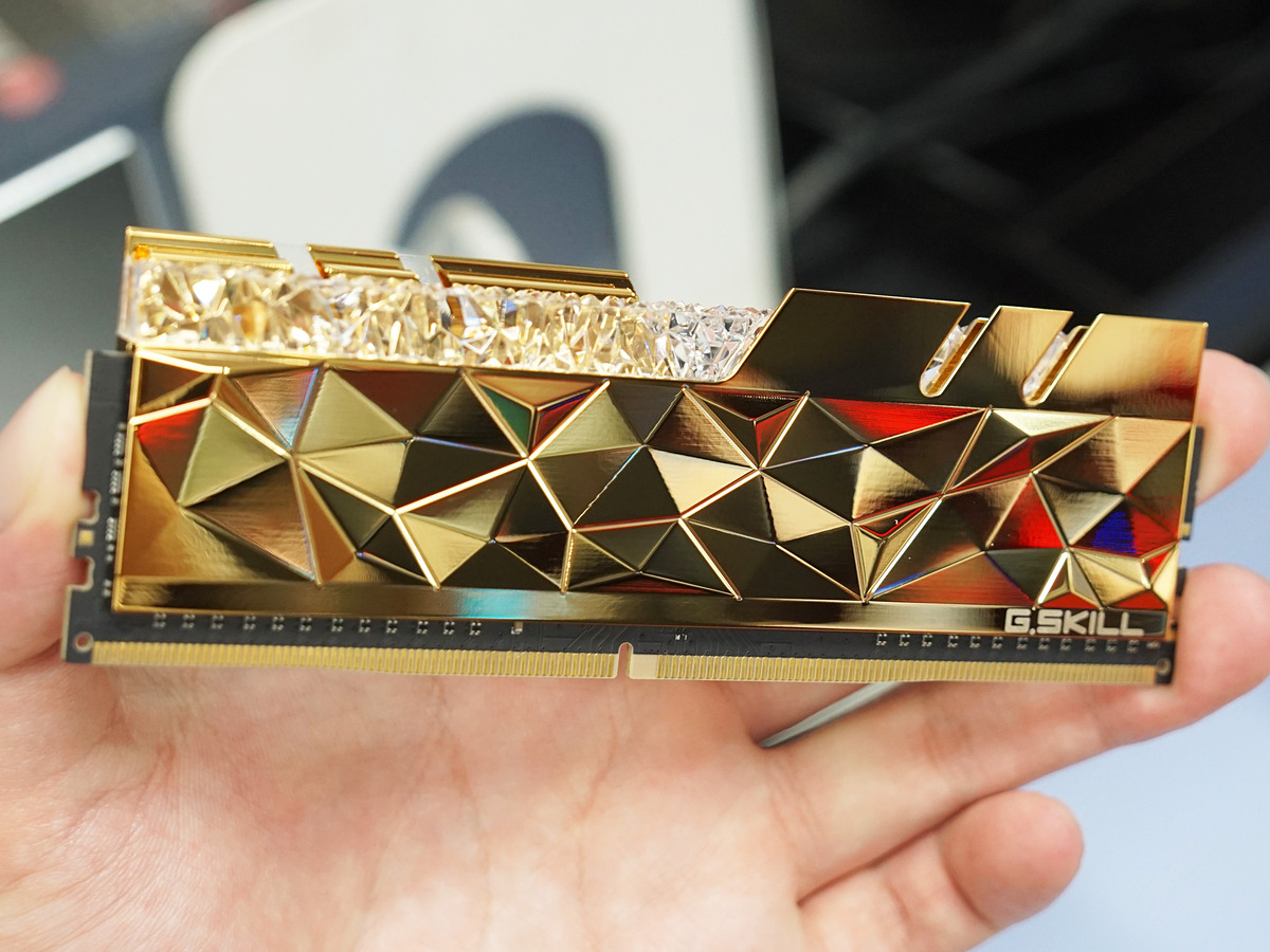 watch_akiba's tweet photo. 更新:より綺羅びやかになったDDR4メモリ「Trident Z Royal Elite」が発売、ヒートスプレッダも宝石のようなデザインに https://t.co/nBzd7S6qCU #GKILL #自作PC https://t.co/rmbrUD4VG8