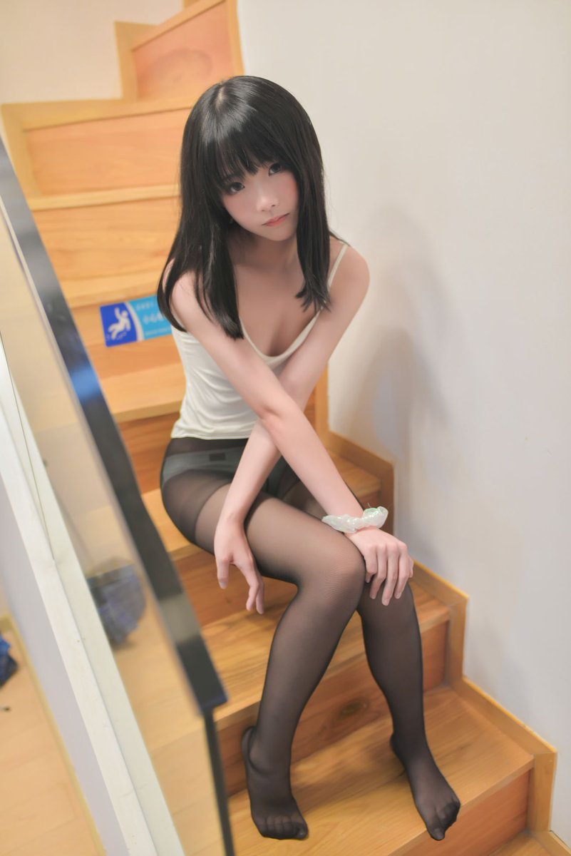 heisibot's tweet photo. #feet #foot #girl #pantyhose #footjob  #美脚 #美腿 #足交 #黑絲 https://t.co/2ywRFPQbLz