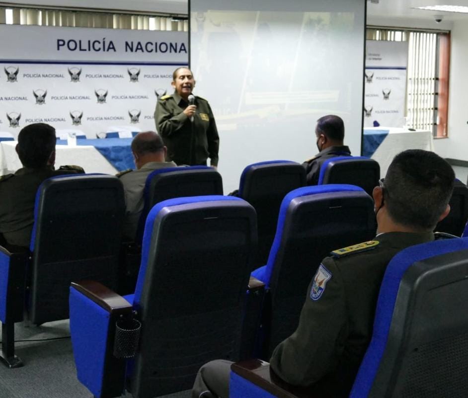 PoliciaEcuador's tweet photo. 👮‍♀️👮‍♂️#CmdtGralPolicía #GraITannyaVarela, junto al Mando Institucional y con los Suboficiales Mayores de todo el país, compartieron el "Taller de direccionamiento operativo y organización de @PoliciaEcuador". https://t.co/bbbSPUa8bz