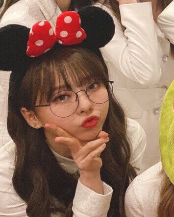 minnie mouse vivi with glasses. that’s it.
