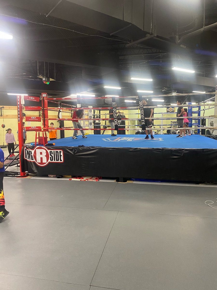 DallasPAL's tweet image. Tonight our #BoxingBasic class is getting a chance to see what it actually feels like to be inside of the #boxing ring 🥊 at @DallasParkRec #ForestandAudelia! #dpdsowingthegoodseed @DPDSalas @RMunoz6406 @AShawDPD @DPDChiefGarcia @NENPODPD @DallasPD @DPYF4Kidz