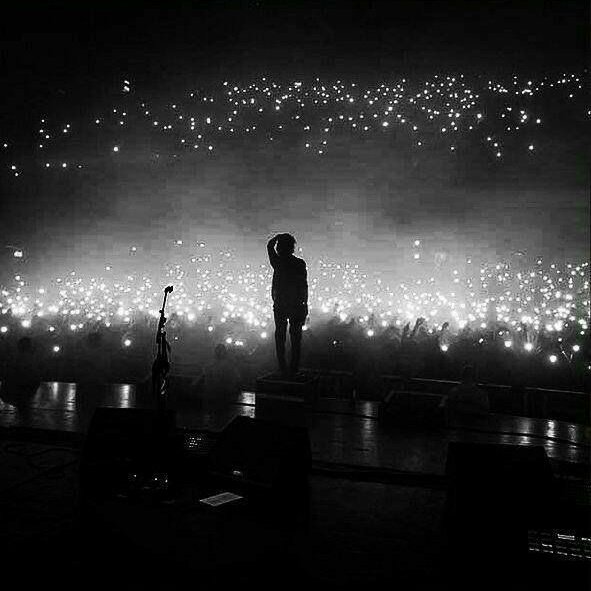 linowmoon's tweet photo. em uma realidade onde aos 20 anos todos podem ouvir as músicas que sua alma gêmea está escutando, lee know um garoto normal, tem como seu parceiro de vida han jisung um cantor mundialmente famoso. como han vai explicar para um mero garoto que talvez ele seja seu único amor? https://t.co/IDEShHPyBU
