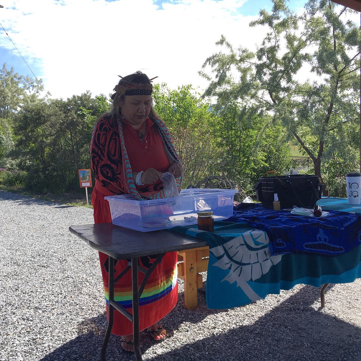AIAO_SD22's tweet photo. Our foraging class was honoured to be invited to the Kalamalka Garden (K’nmaĺka? Sənqâĺtən) at @okanagancollege. Justen taught us about the traditional Syilx Okanagan edible &amp; medicinal uses of the plants. Marnie Gregoire from OKIB taught us about the traditional uses of tules. https://t.co/MZc6od8rv1