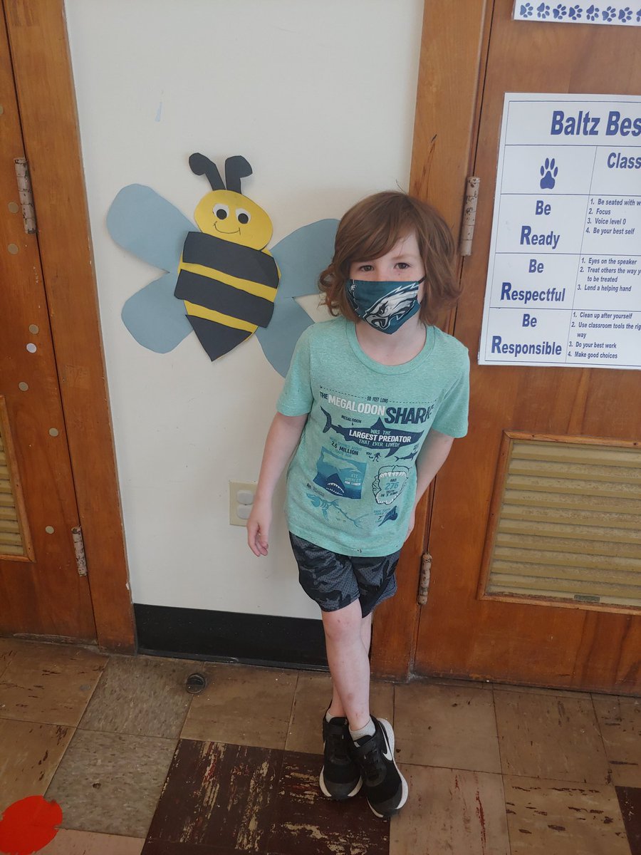 MrsLousClass's tweet photo. Some of Mrs. Lou's busy bees making their new craft after learning some facts about them! #yaybaltz #wearebaltz #busybees @KP_BaltzAP @baltzprincipal @HLNMT https://t.co/MxzlUmZT5W