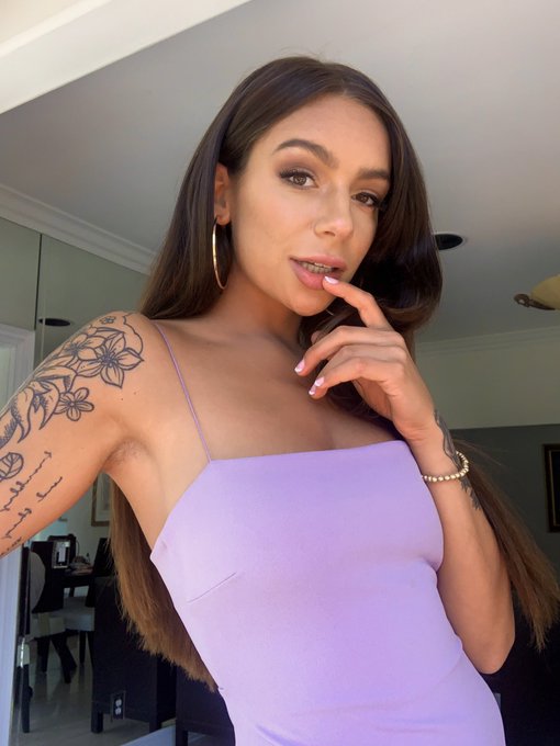 1 pic. A French manicure really brings out the dirty slut in me, what is that??? ? https://t.co/umaa