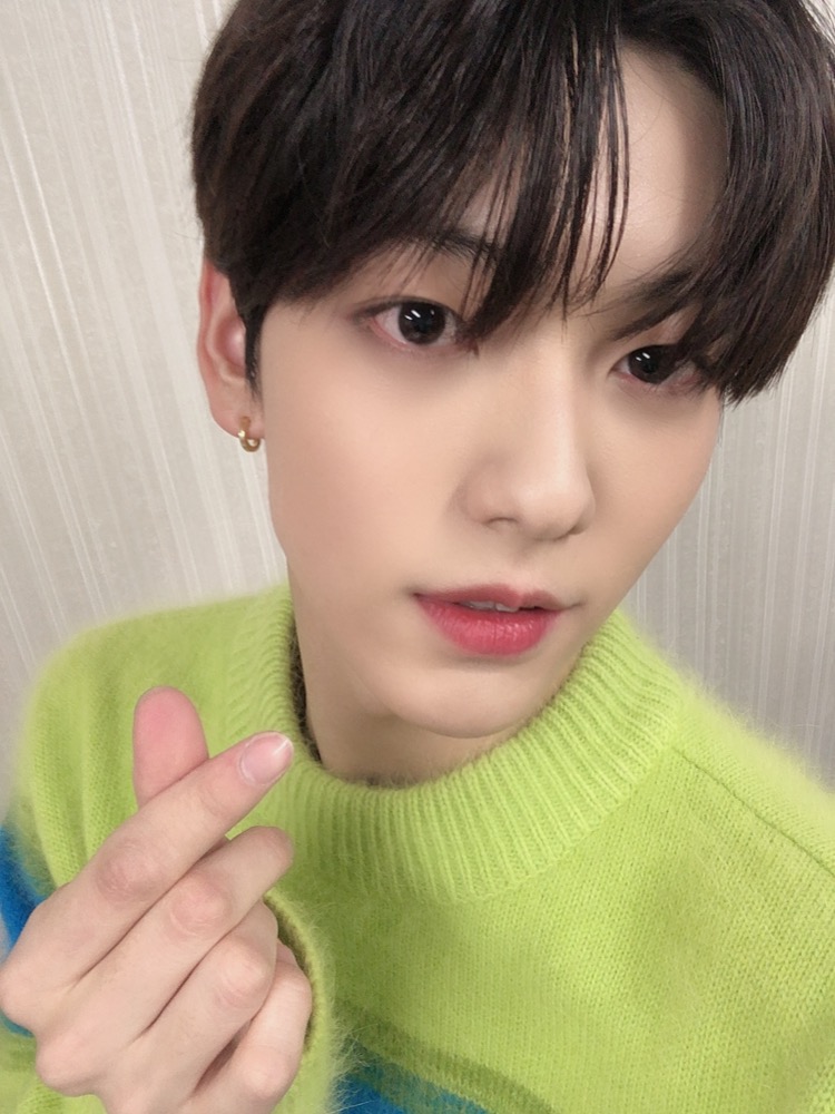 TIMEXTRAVELERS's tweet photo. Ahora sí, agárrense bien porque les ofrezco la mejor recomendación que tendrán en toda su vida. Let's find the magic #NANAStream que seguramente te alegrará el día con esta hermosa canción que se volvió todo un éxito, ¿hay mejor fan del #TeamAhPuh que yo? Lo dudo.

#SATURNO🐇🤍 https://t.co/3SV4P0m4QS
