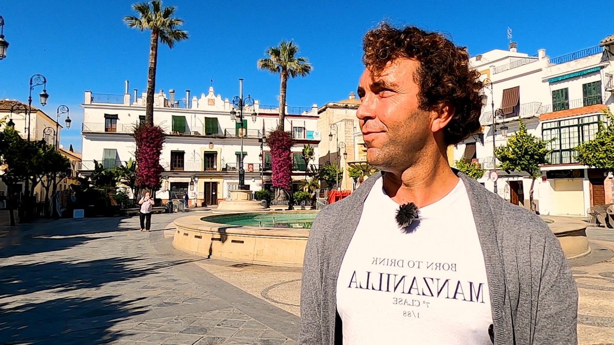 Alejandro estudió Arquitectura pero la vida quiso que los cimientos de sus planes se tambalearan 🤭 Y es que en un viaje a Francia conoció el mundo del vino. Alejandro cambió toda su vida y encontró en #SanlúcarDeBarrameda el escenario perfecto 😉🍷 #LosRepobladores <a href="/AytoSanlucar/">Ayuntamiento de Sanlúcar de Barrameda</a>