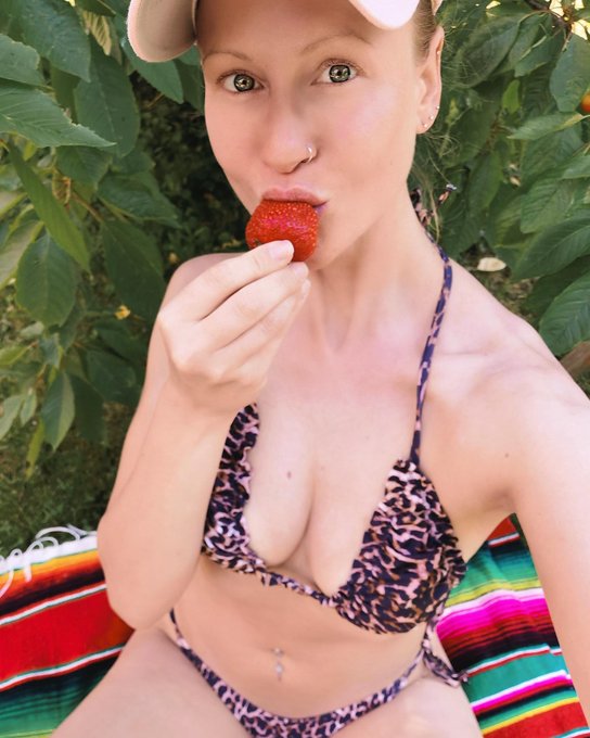 Yummi Erdbeeren. 🍓
Wer mag die auch so gern?
#blondehexe #mariawolters #erdbeeren #strawberry #healthyfood